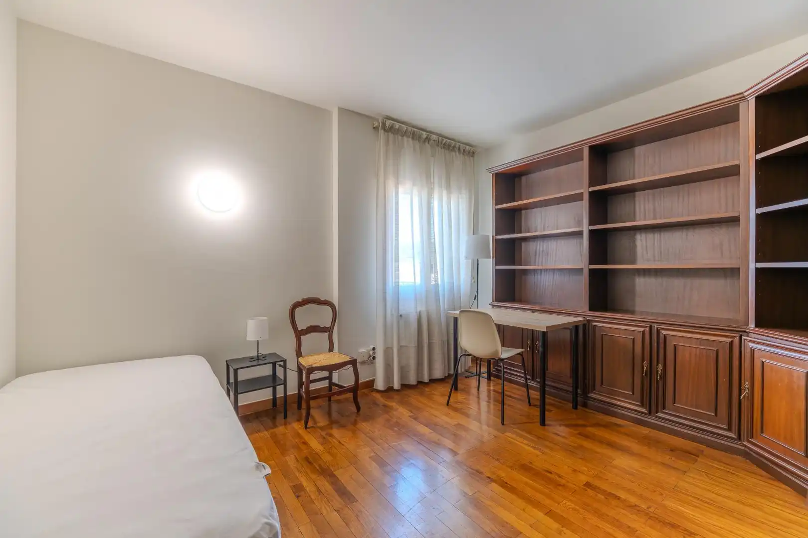 Dormitori de Apartament de lloguer en Girona amb Calefacció, Parquet i Terrassa