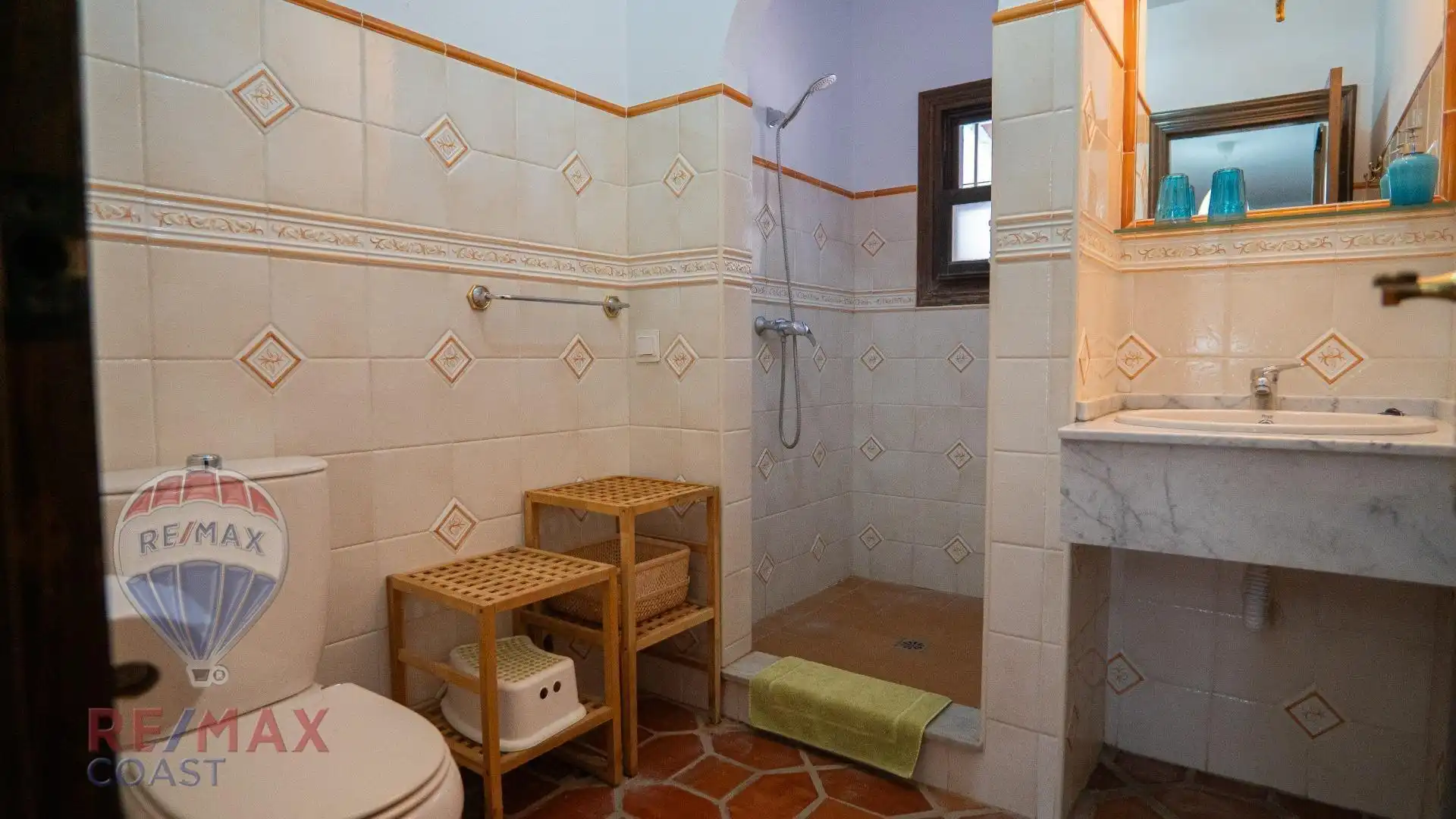 Bany de Casa o xalet en venda en Alhaurín de la Torre amb Aire condicionat, Jardí privat i Terrassa