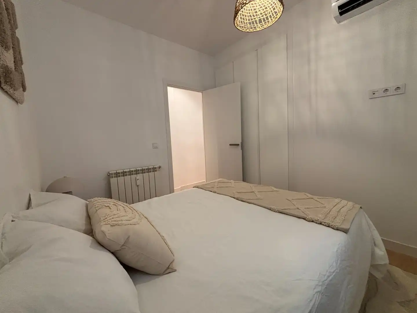 Bedroom of Flat for rent in Madrid  with Air Conditioner, Heating and Furnished
