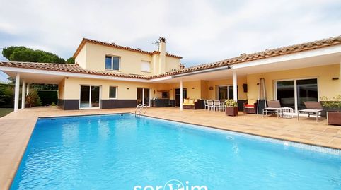 Impressionante chalet con piscina en tranquila urbanización