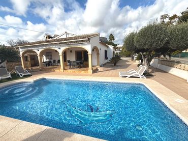Villa con piscina in vendita a Benicolada - Las Adelfas