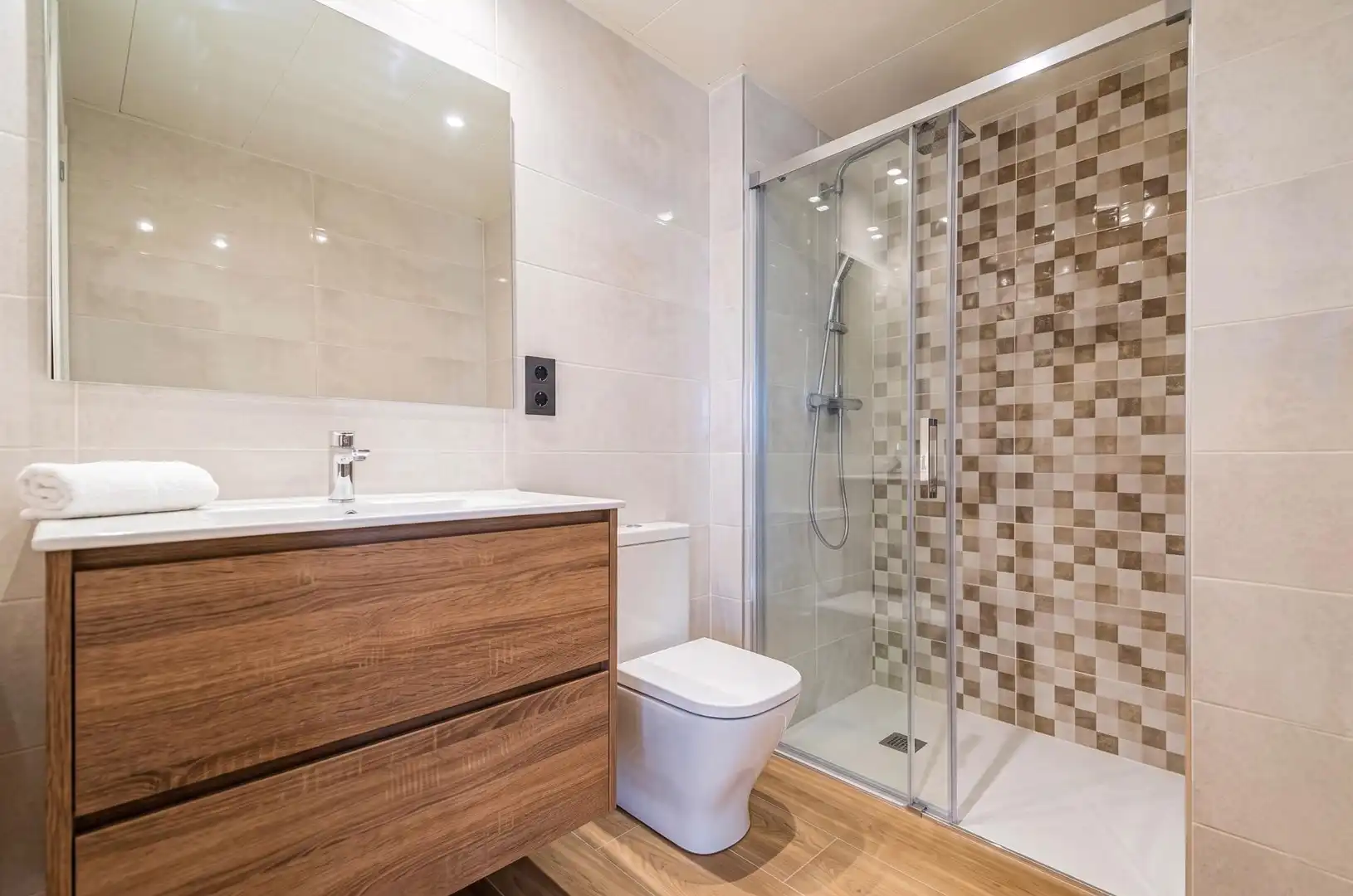 Bathroom of Flat for sale in Pineda de Mar  with Air Conditioner, Heating and Parquet flooring
