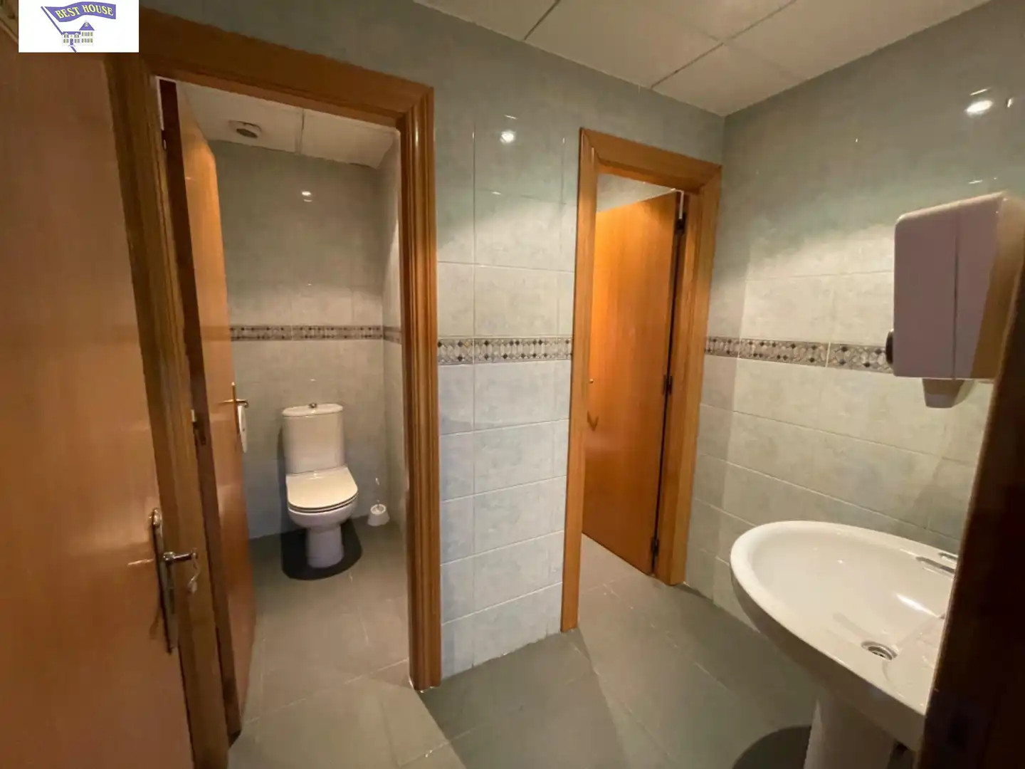 Badezimmer von Büro zur Miete in Albacete