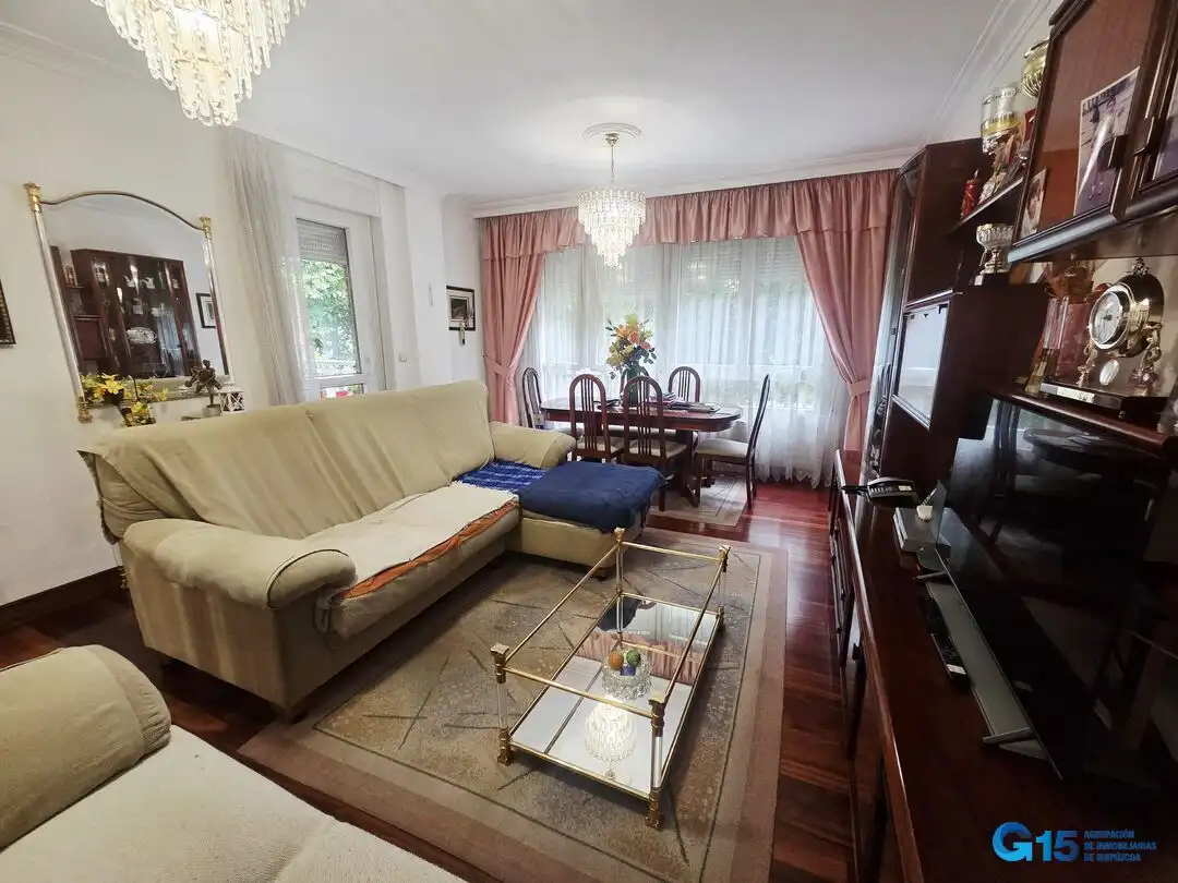 Sala de estar de Piso en venta en Errenteria con Calefacción, Terraza y Amueblado