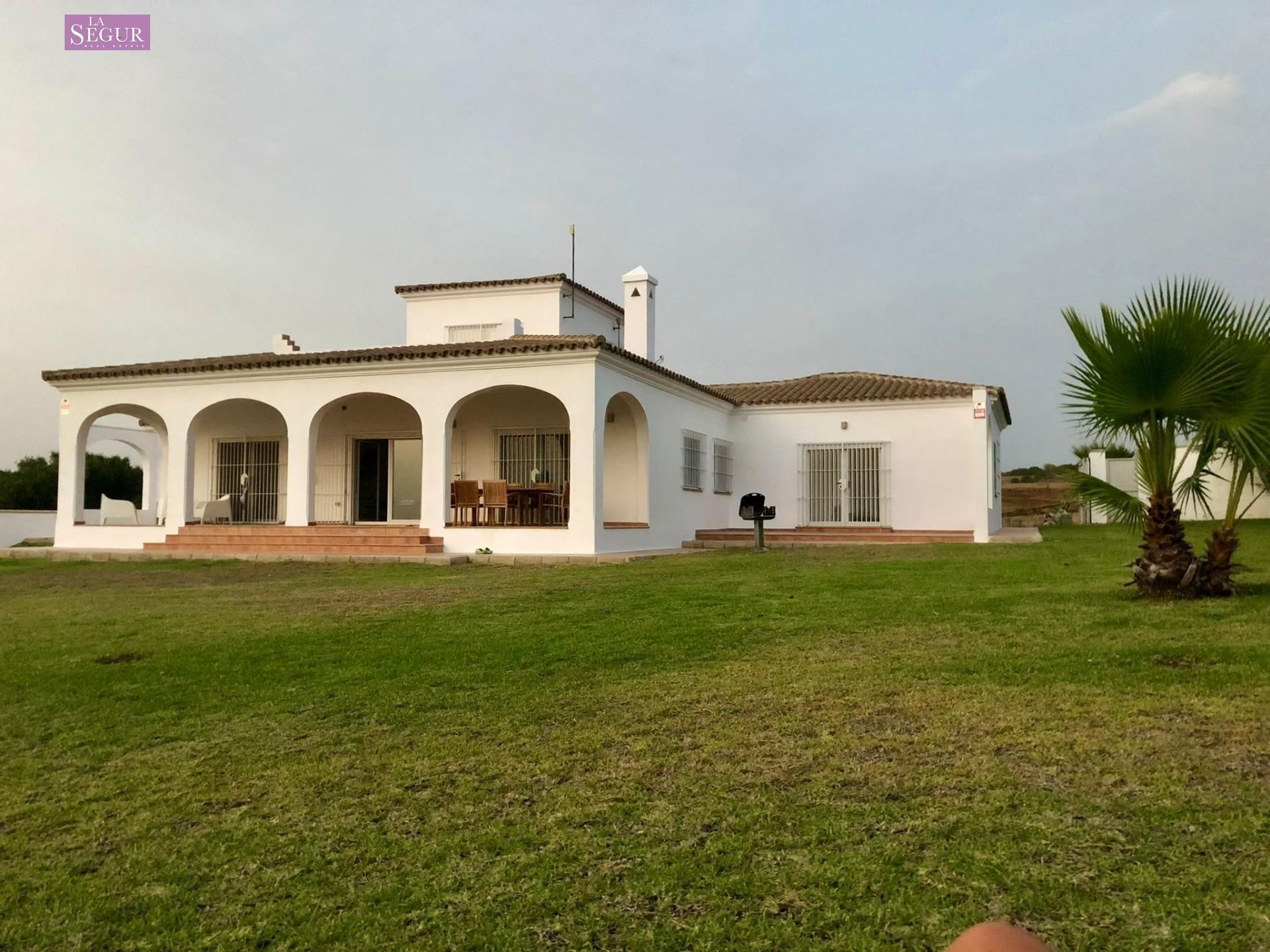 Vista exterior de Casa o xalet en venda en Conil de la Frontera amb Aire condicionat, Jardí privat i Terrassa
