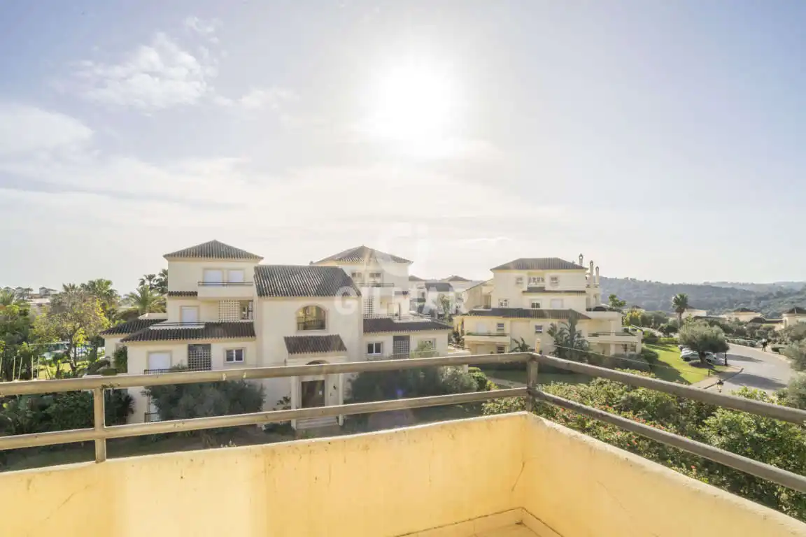 Außenansicht von Maisonette zum Verkauf in Sotogrande mit Heizung, Abstellraum und Schwimmbad