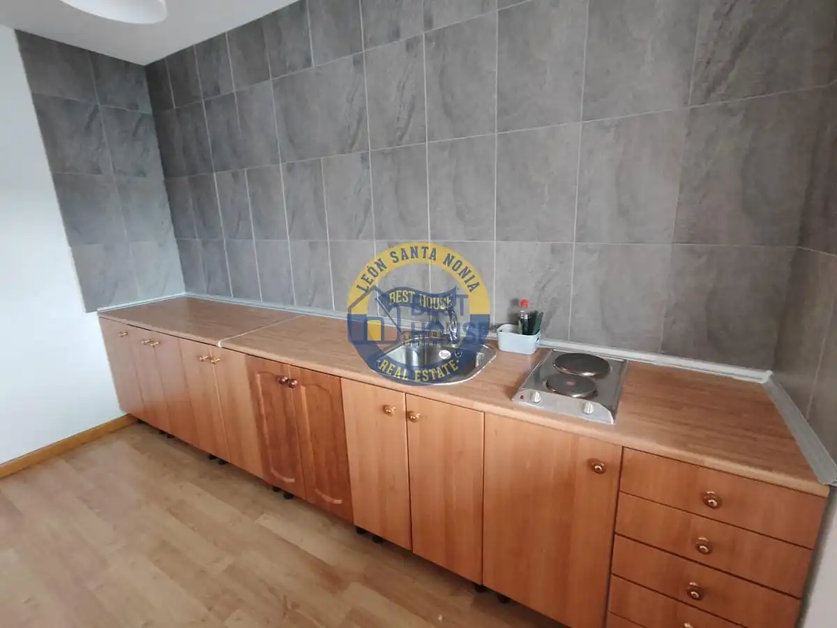 Cuina de Apartament en venda en Villaquilambre amb Parquet i Moblat