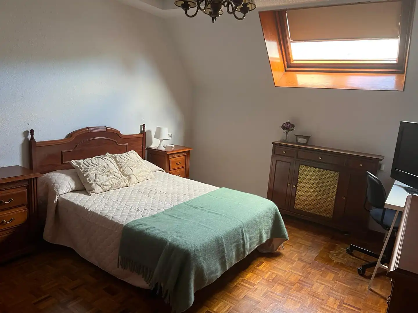 Schlafzimmer von Wohnung zur Miete in Oviedo  mit Heizung, Parkett und Möbliert