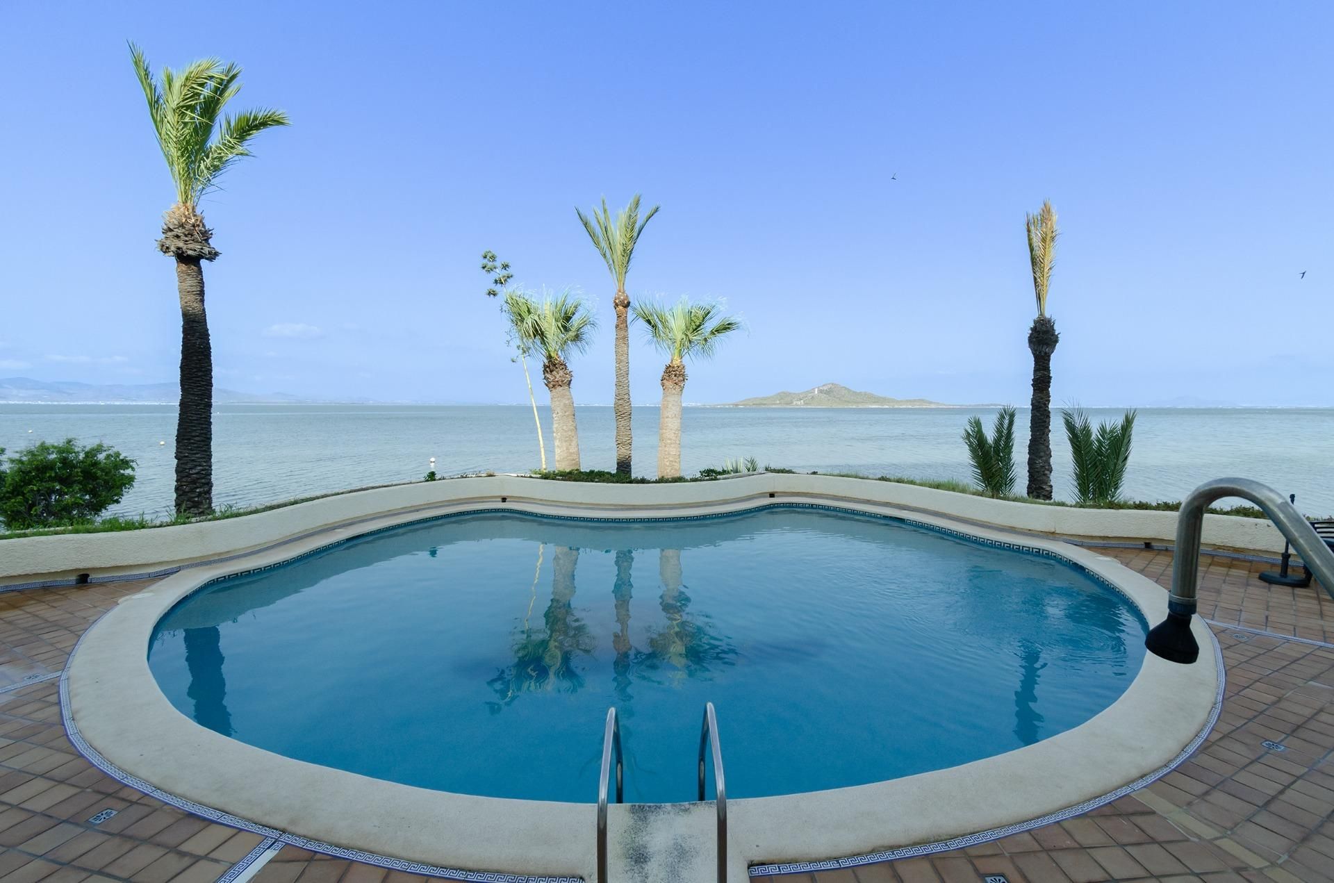 Piscina de Pis en venda en La Manga del Mar Menor amb Aire condicionat, Terrassa i Piscina comunitària