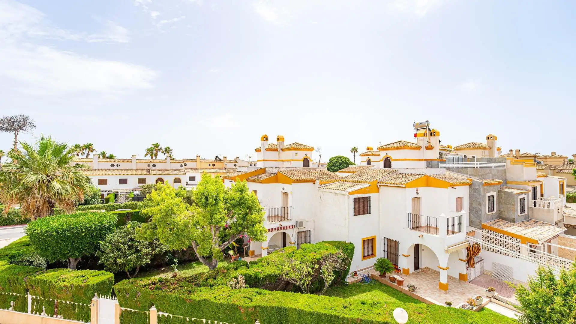 Vista exterior de Casa o xalet en venda en Torrevieja amb Moblat, Balcó i Piscina comunitària
