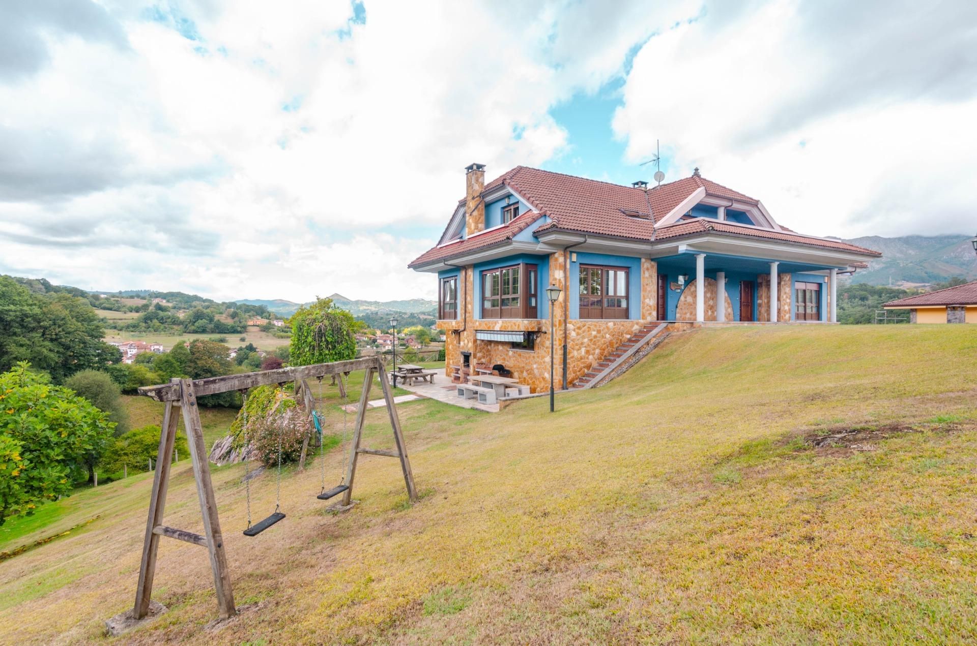 Vista exterior de Casa o xalet en venda en Piloña amb Calefacció, Jardí privat i Parquet