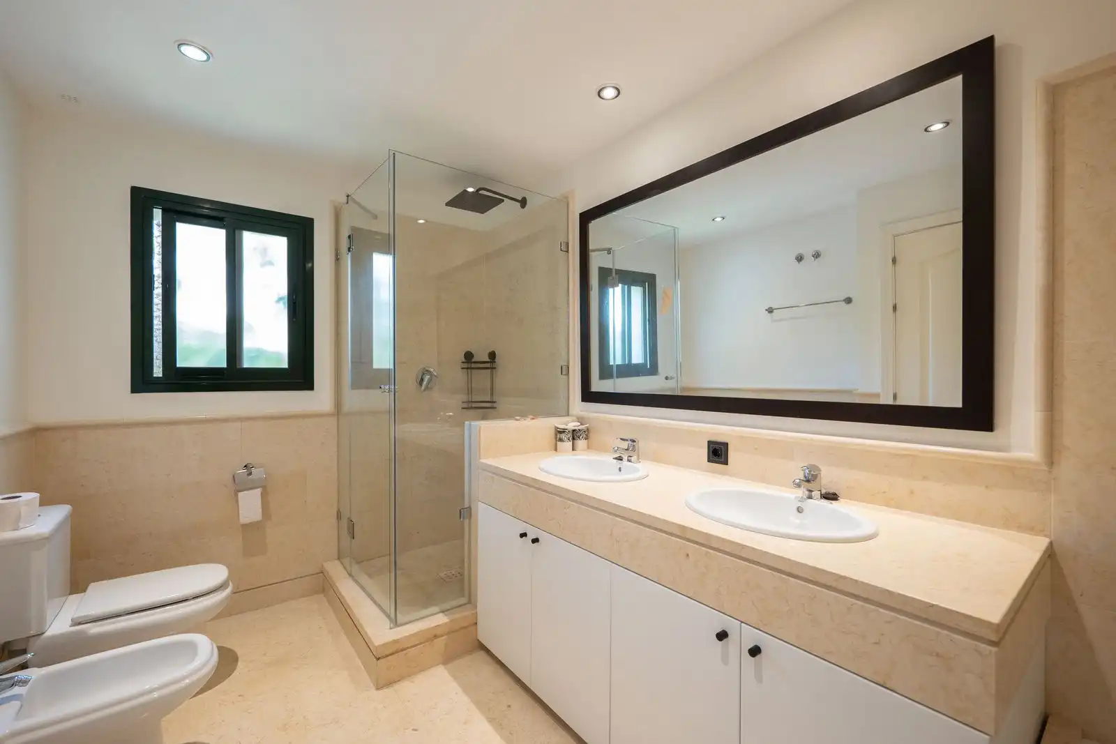 Badezimmer von Wohnung zur Miete in Benahavís mit Klimaanlage, Privatgarten und Terrasse