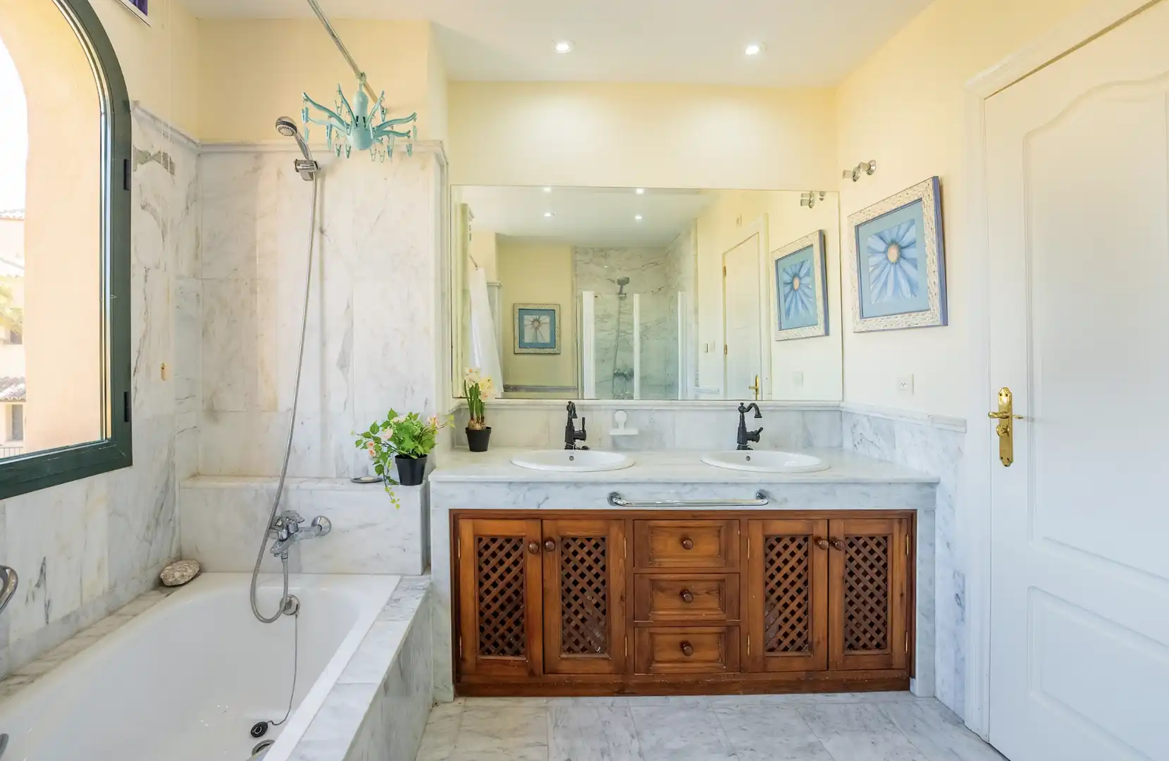 Baño de Apartamento de alquiler en Estepona con Aire acondicionado, Calefacción y Terraza