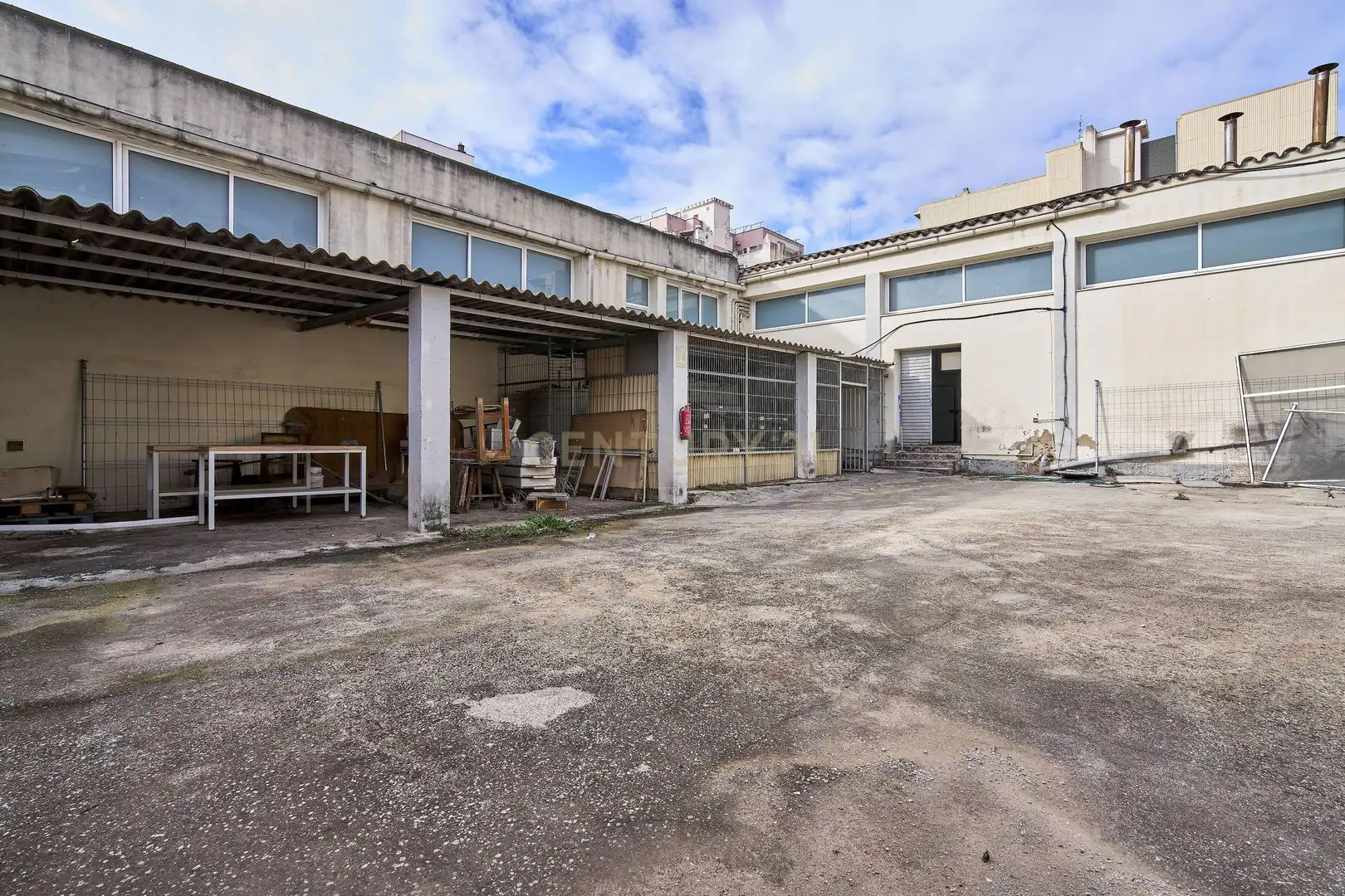 Vista exterior de Nau industrial en venda en La Ràpita amb Alarma