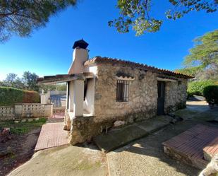 Vista exterior de Casa o xalet en venda en Escopete amb Terrassa, Piscina i Balcó