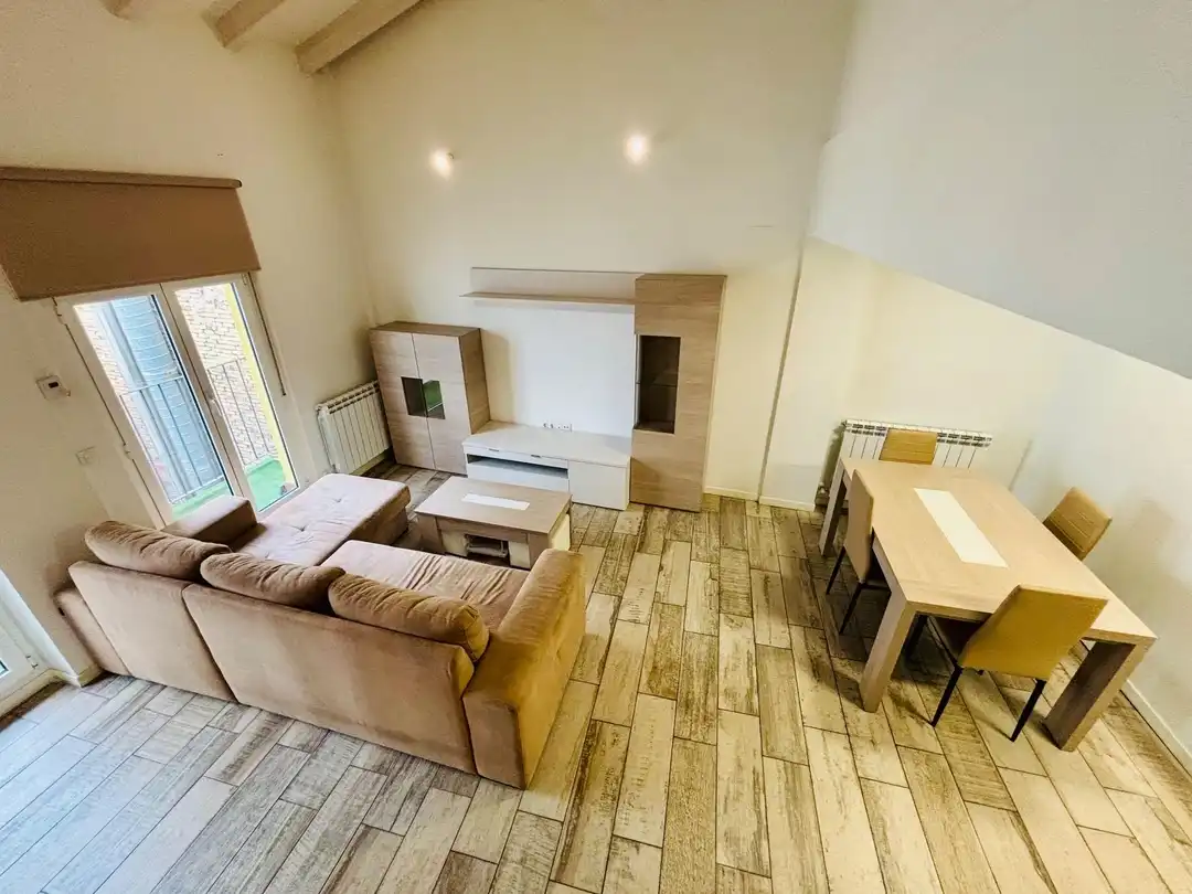 Sala d'estar de Dúplex en venda en  Pamplona / Iruña amb Calefacció, Moblat i Balcó