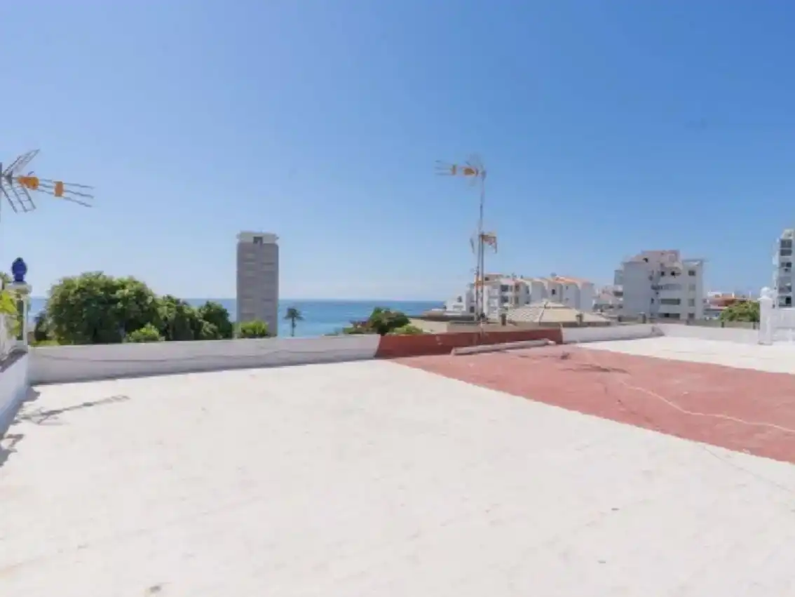 Vista exterior de Casa adosada en venda en Estepona amb Balcó