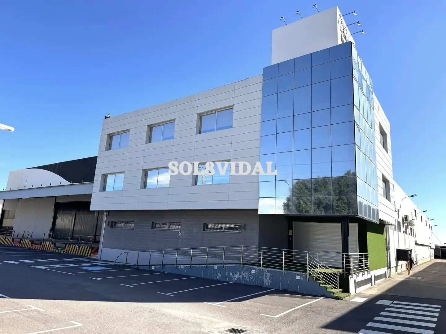 Außenansicht von Fabrikhallen zur Miete in Orihuela