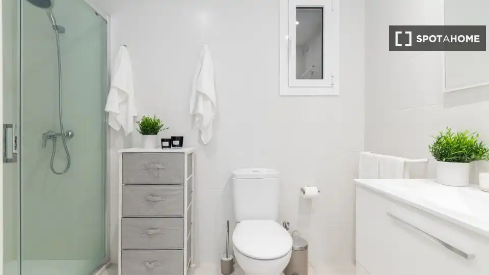 Bathroom of Flat for share in Barcelona  with Air Conditioner, Heating and Terrace