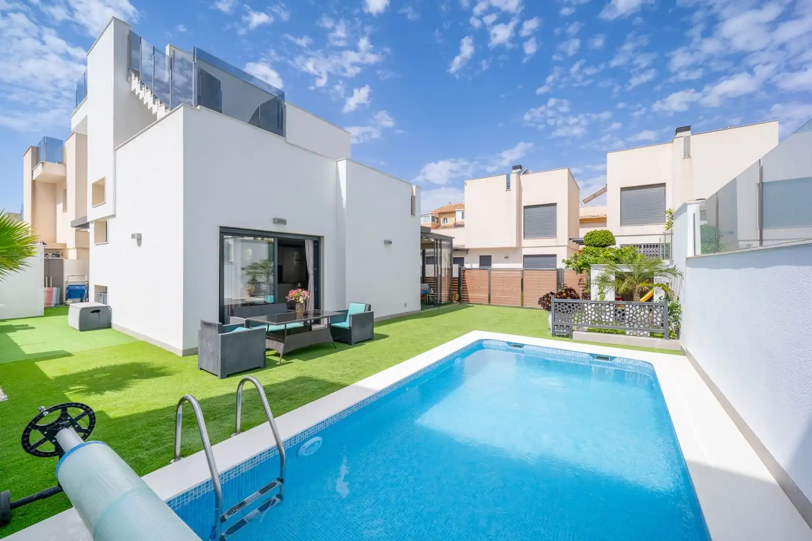 Detached house with pool for sale in Nueva Torrevieja - Aguas Nuevas
