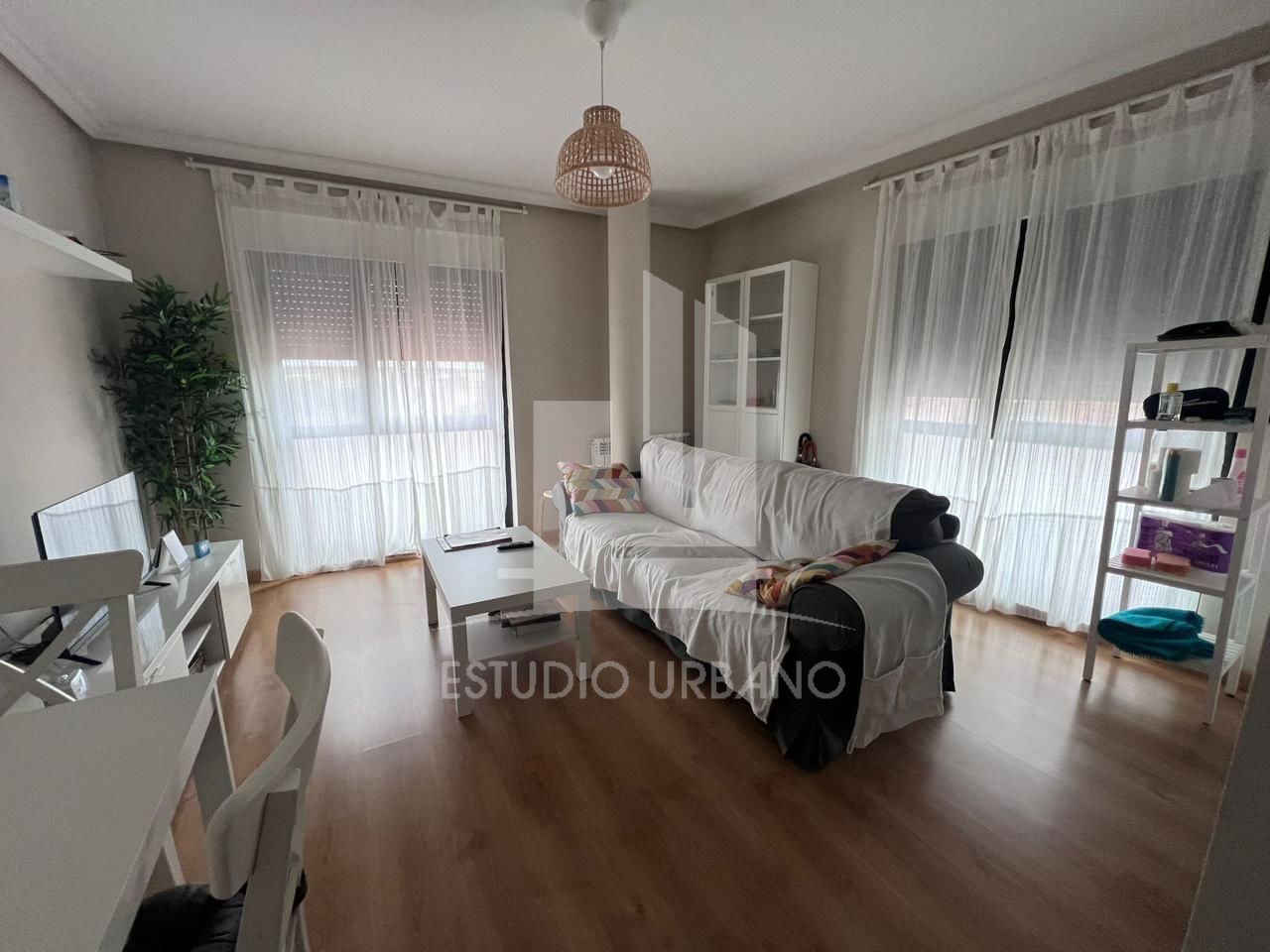 Sala d'estar de Pis en venda en Villamayor amb Calefacció, Moblat i Internet