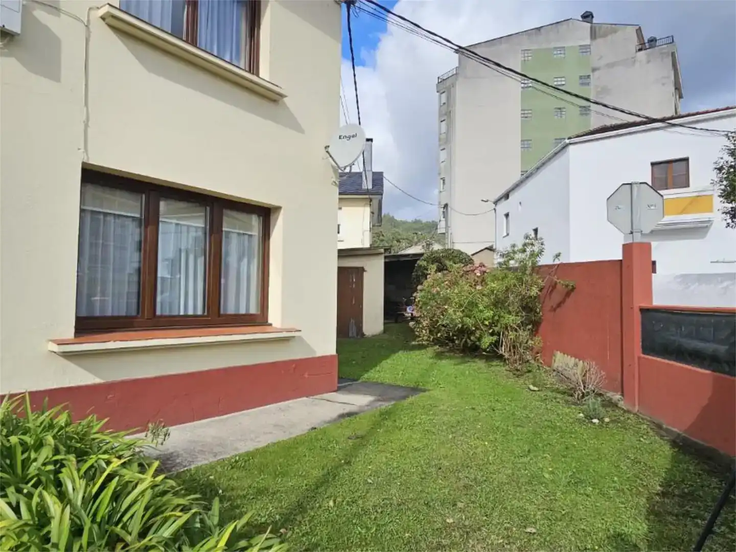 Vista exterior de Casa o xalet en venda en Viveiro amb Jardí privat, Parquet i Moblat