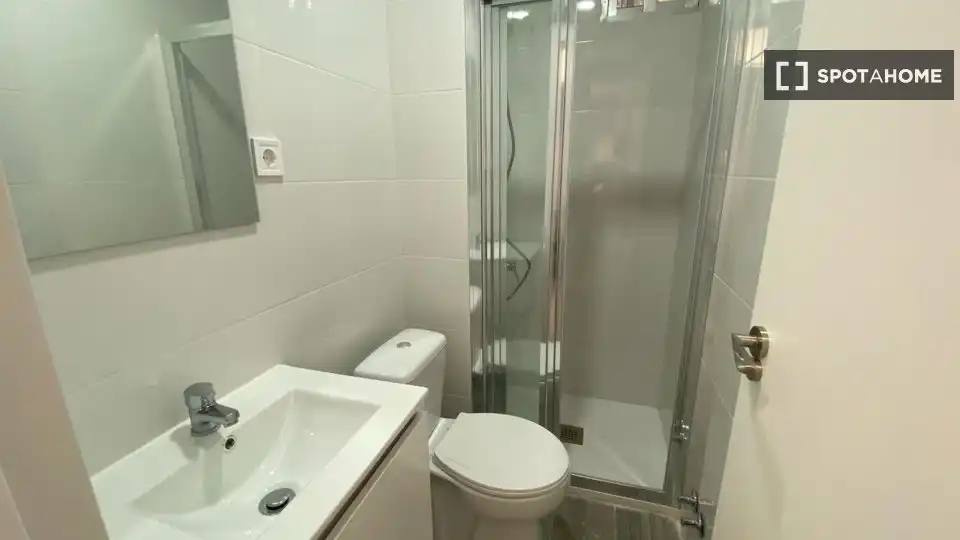 Bany de Pis de lloguer en Madrid amb Aire condicionat, Calefacció i Moblat