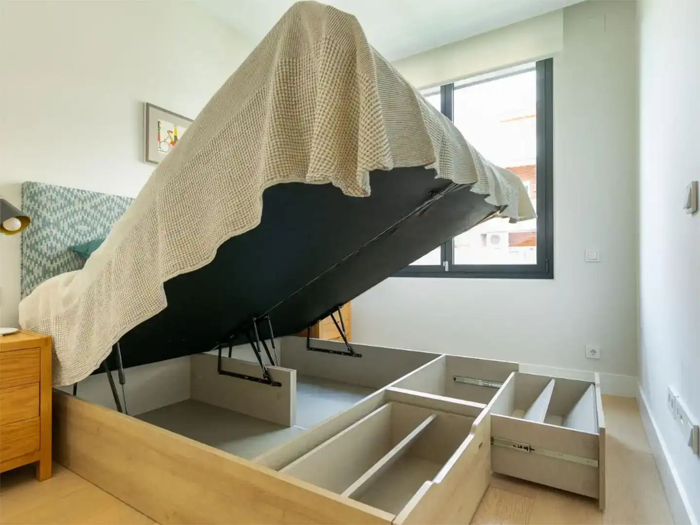 Dormitori de Apartament de lloguer en  Madrid Capital amb Aire condicionat i Piscina