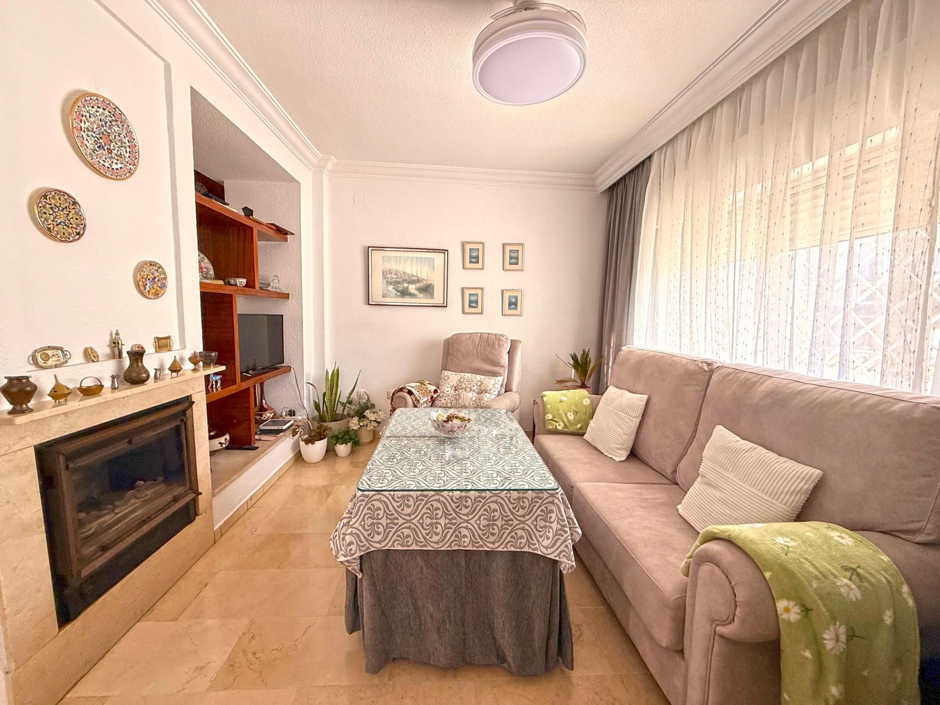 Sala d'estar de Casa adosada en venda en Mairena del Aljarafe amb Jardí privat i Piscina comunitària