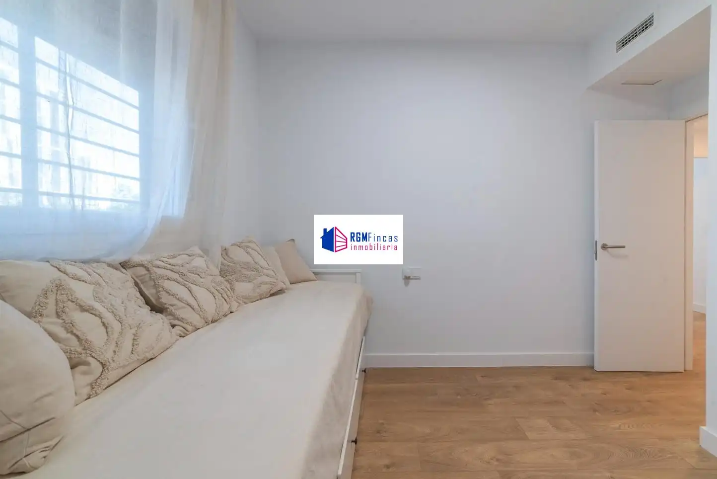 Habitación de Piso en venta en Sevilla con Aire acondicionado, Calefacción y Jardín privado