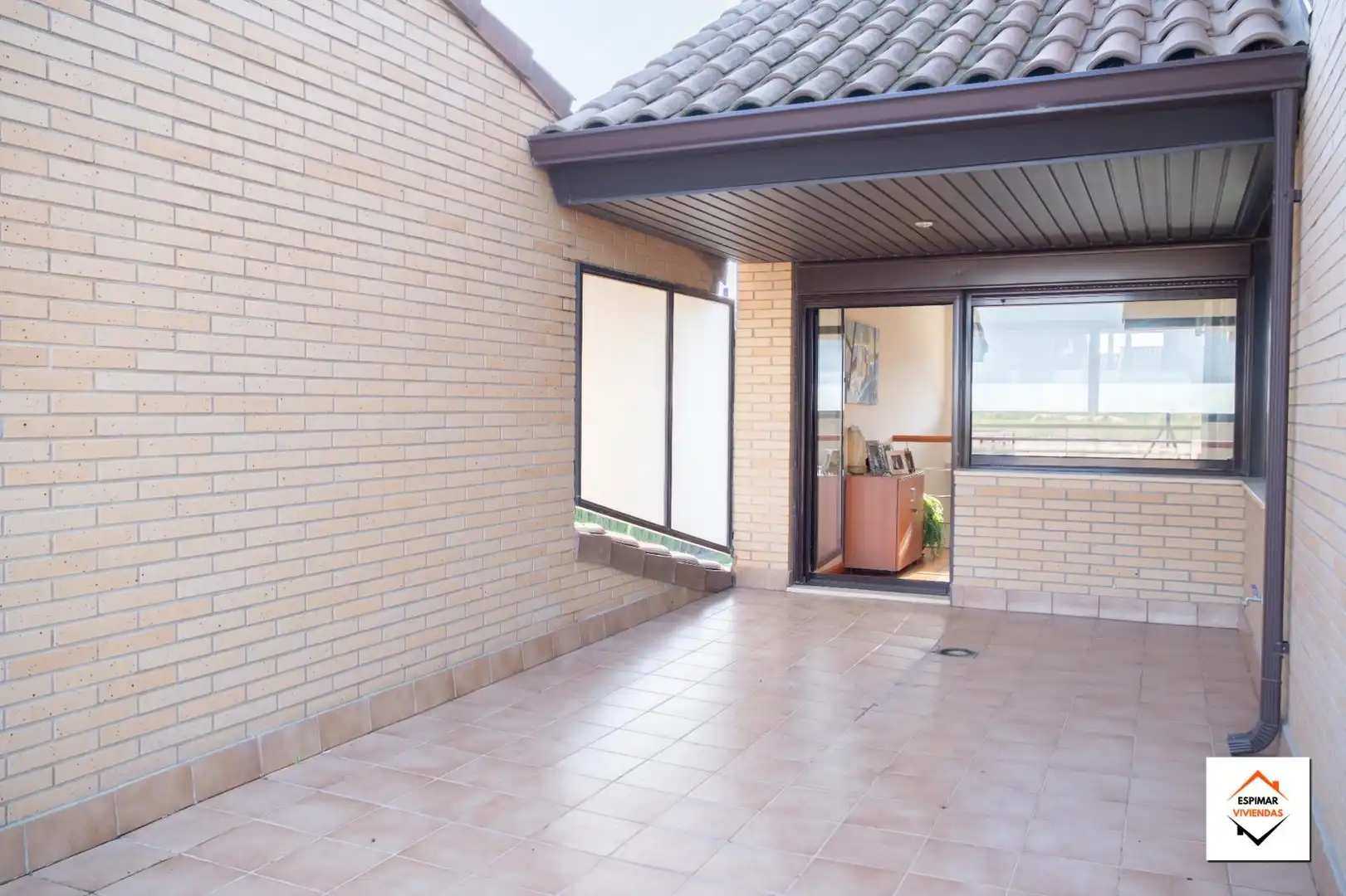 Terrasse von Einfamilien-Reihenhaus zum Verkauf in Villanueva de Gállego mit Heizung, Privatgarten und Terrasse