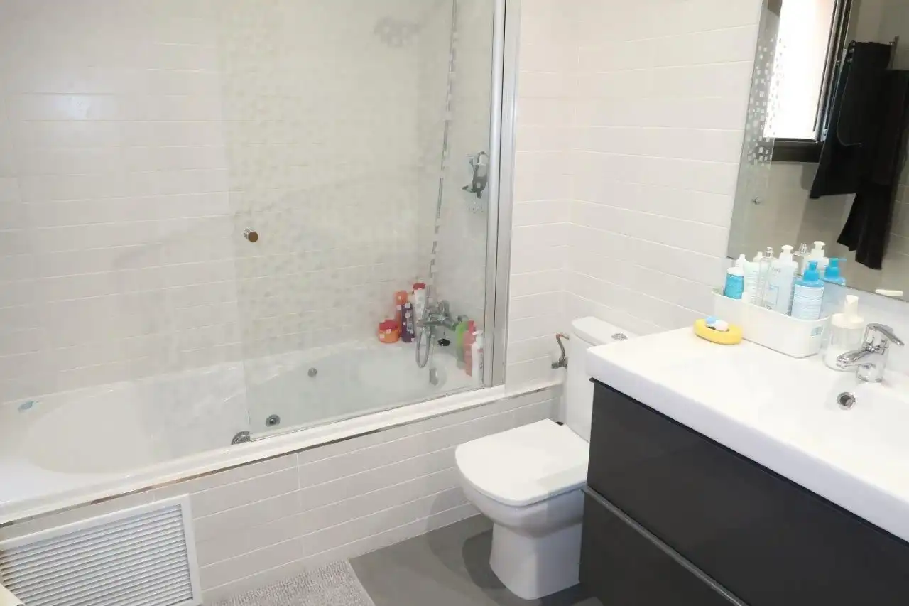 Baño de Piso en venta en A Coruña Capital  con Calefacción, Terraza y Trastero