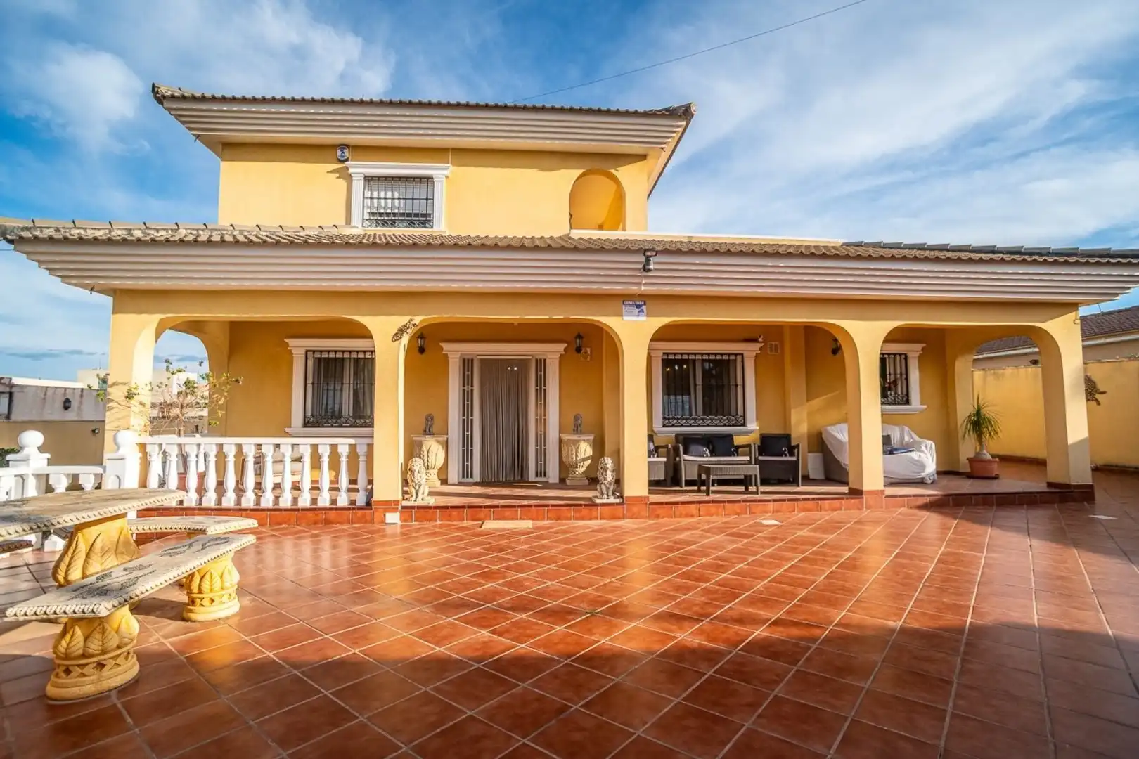 Vista exterior de Casa o xalet en venda en Torrevieja amb Aire condicionat, Calefacció i Jardí privat