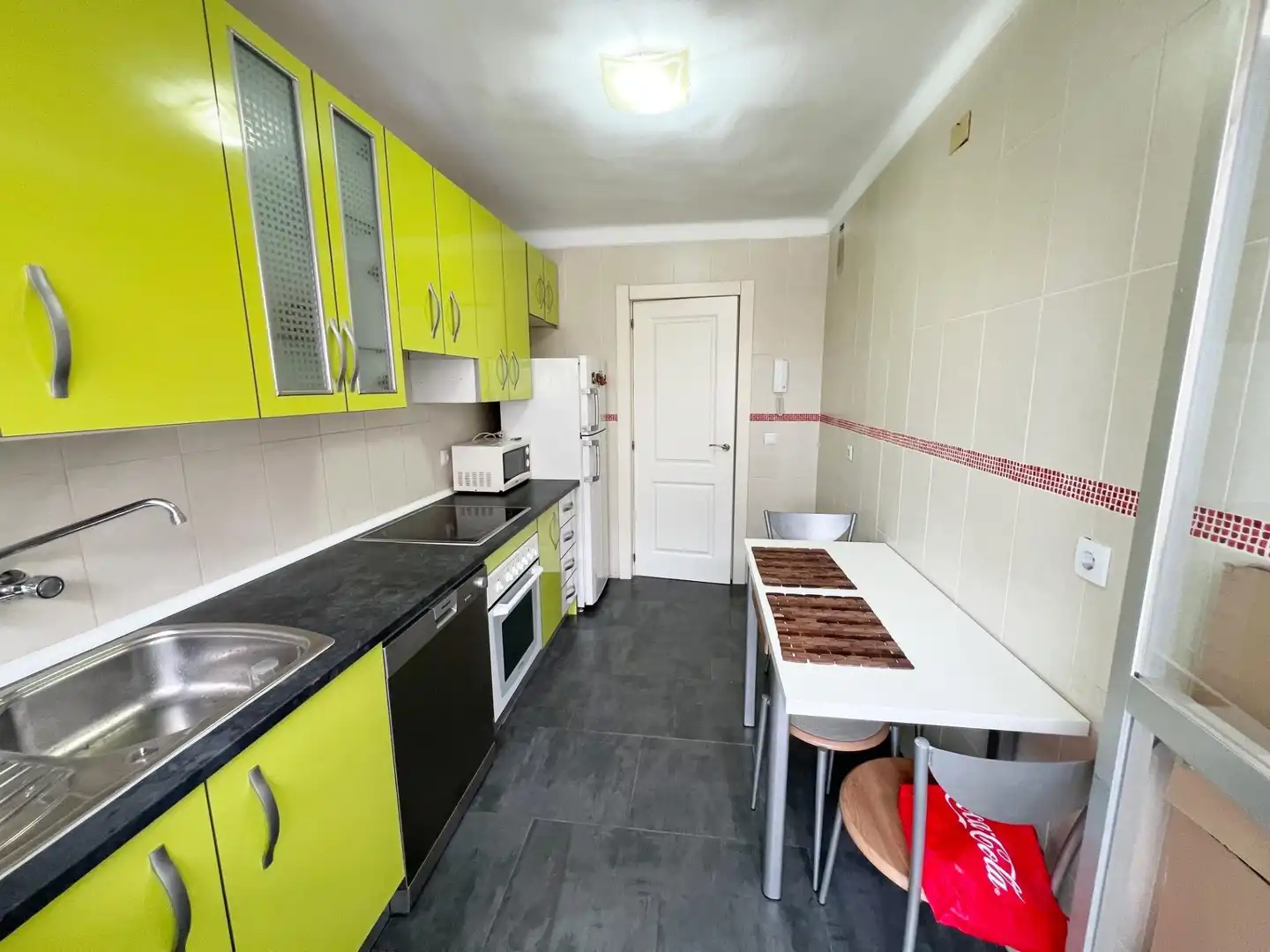 Küche von Wohnung zum Verkauf in Torremolinos mit Klimaanlage, Privatgarten und Terrasse