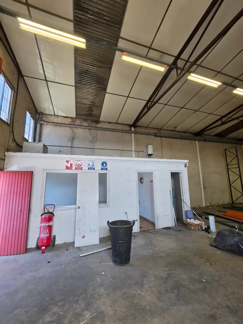 Außenansicht von Fabrikhallen zur Miete in Canovelles