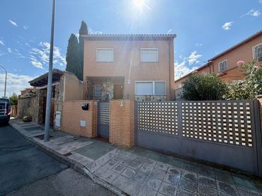 Villa con giardino in vendita a Calle VALENZANA 5