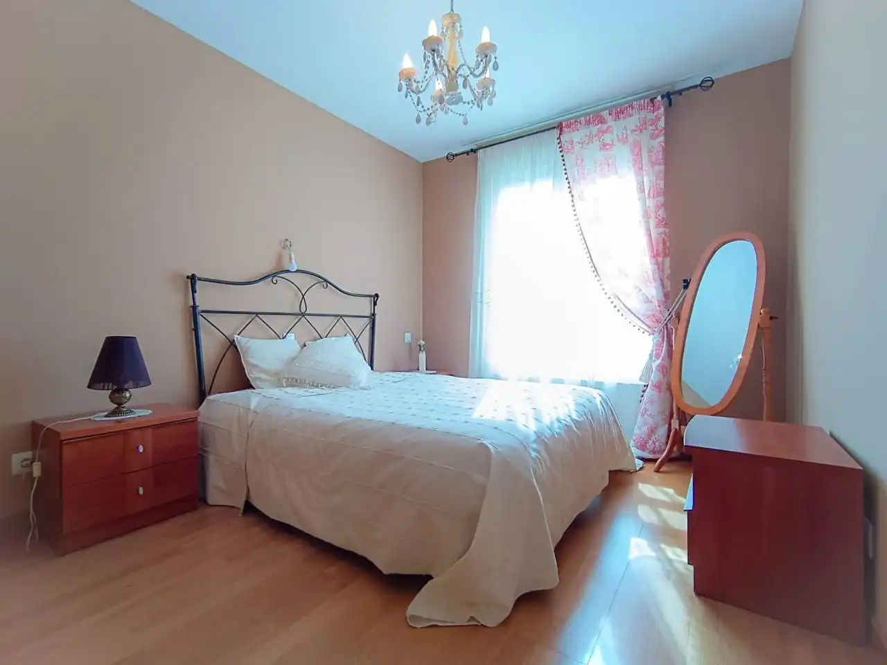 Dormitori de Casa o xalet en venda en Burgos amb Calefacció, Jardí privat i Parquet