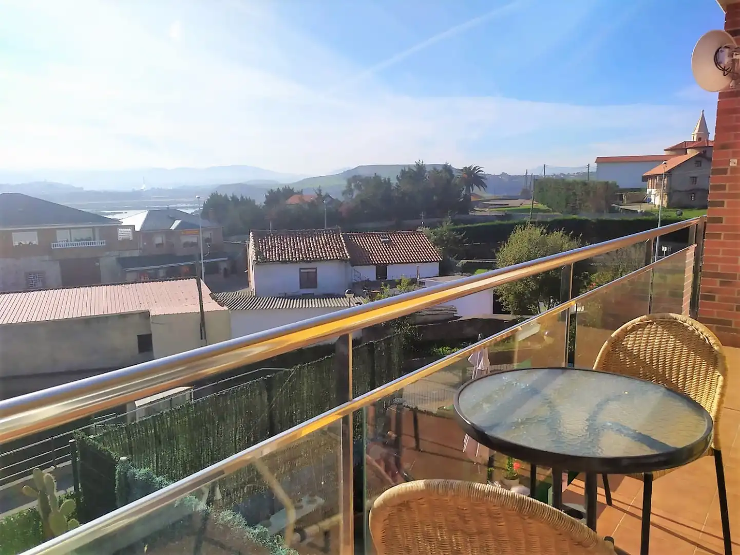 Vista exterior de Pis en venda en Miengo amb Calefacció, Parquet i Terrassa