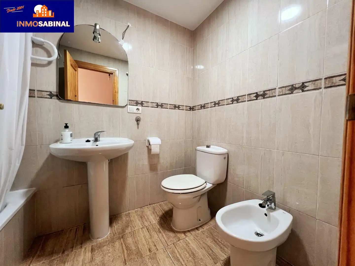Baño de Piso en venta en Roquetas de Mar con Aire acondicionado, Terraza y Piscina comunitaria
