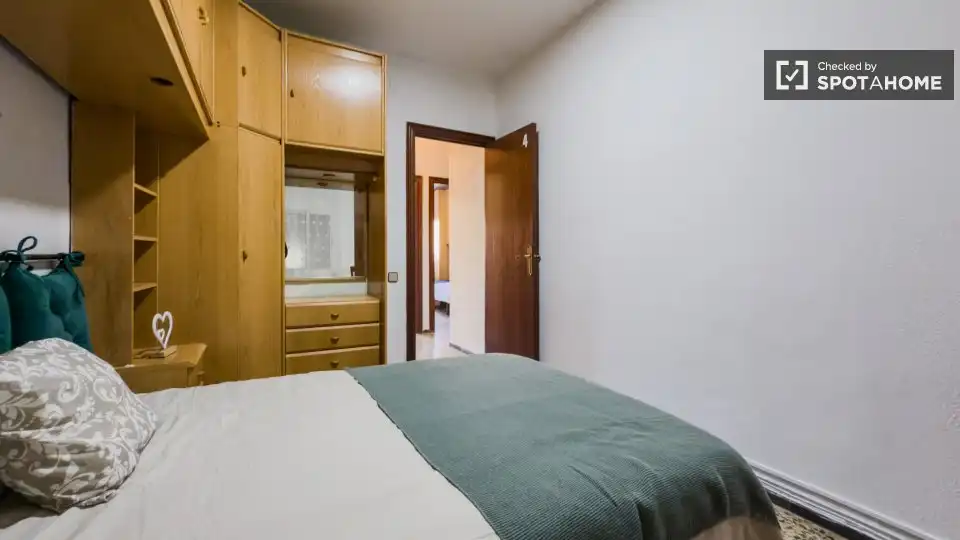 Dormitori de Pis per a compartir en Barcelona amb Aire condicionat, Terrassa i Moblat