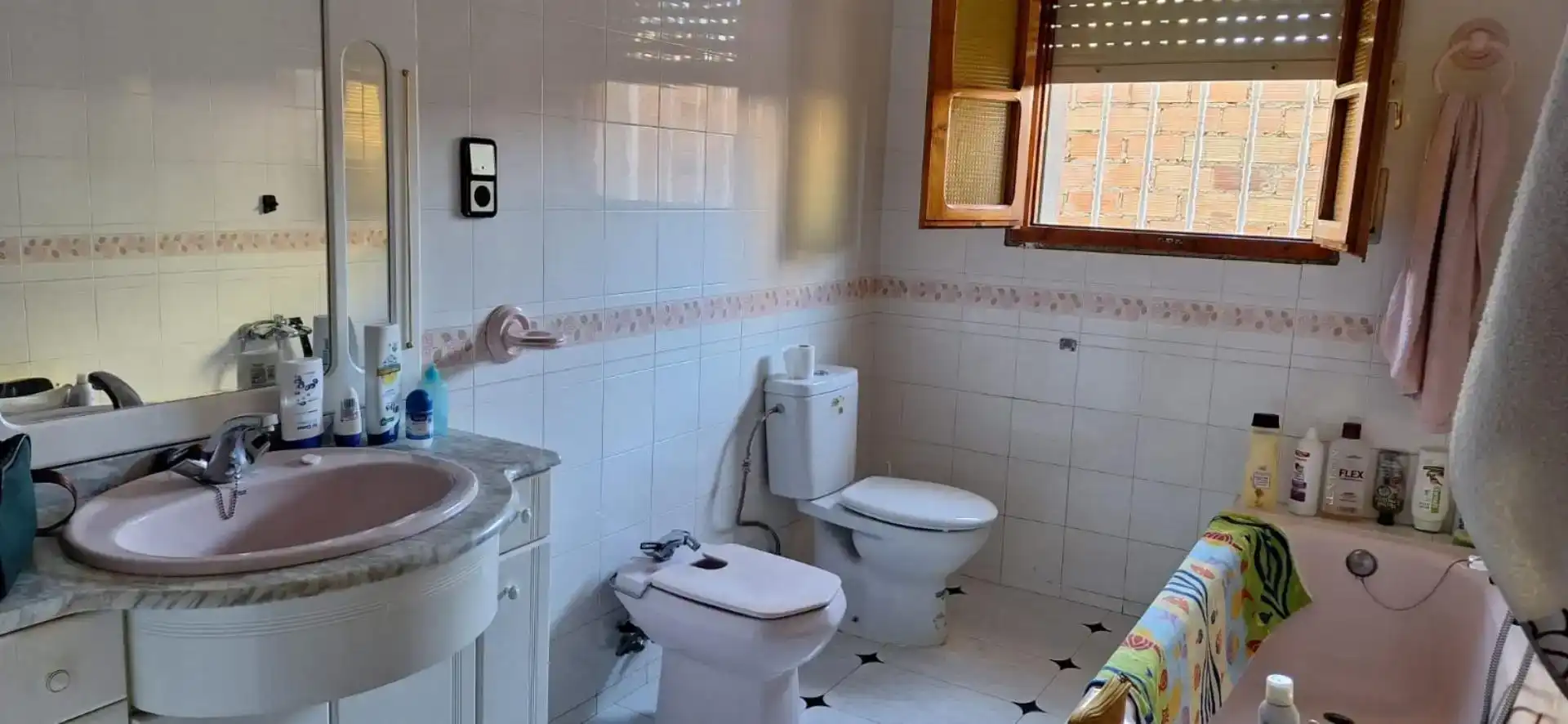 Baño de Piso en venta en Fuente-Tójar con Jardín privado, Trastero y Amueblado
