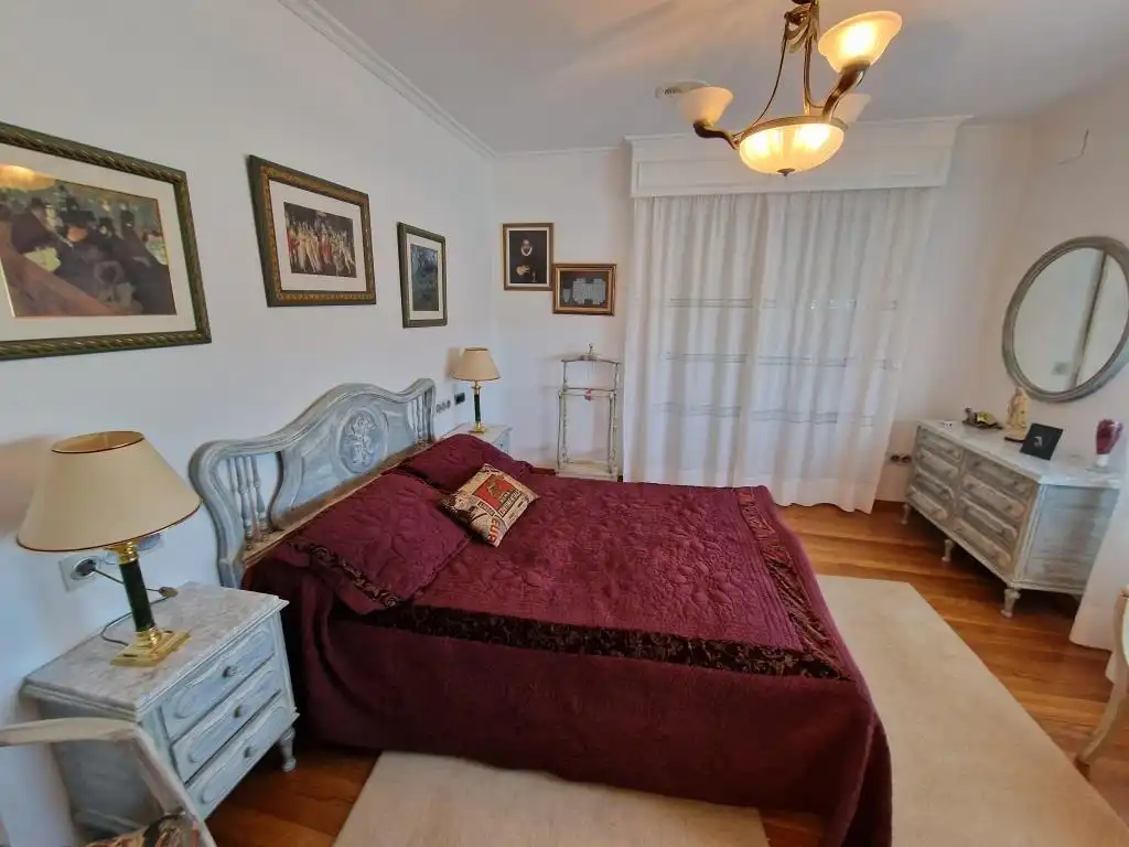 Habitación de Casa o chalet en venta en Ourense Capital  con Calefacción, Jardín privado y Parquet