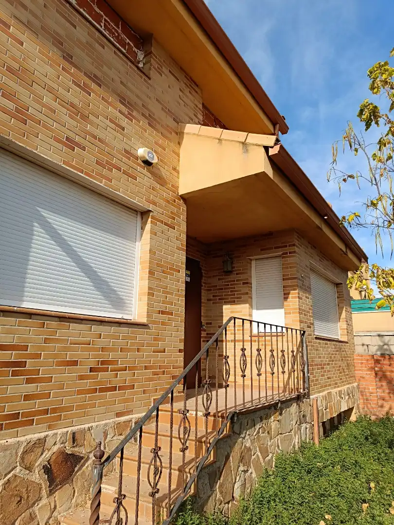 Detached house with garden for sale in Calle los Álamos, imagen 2