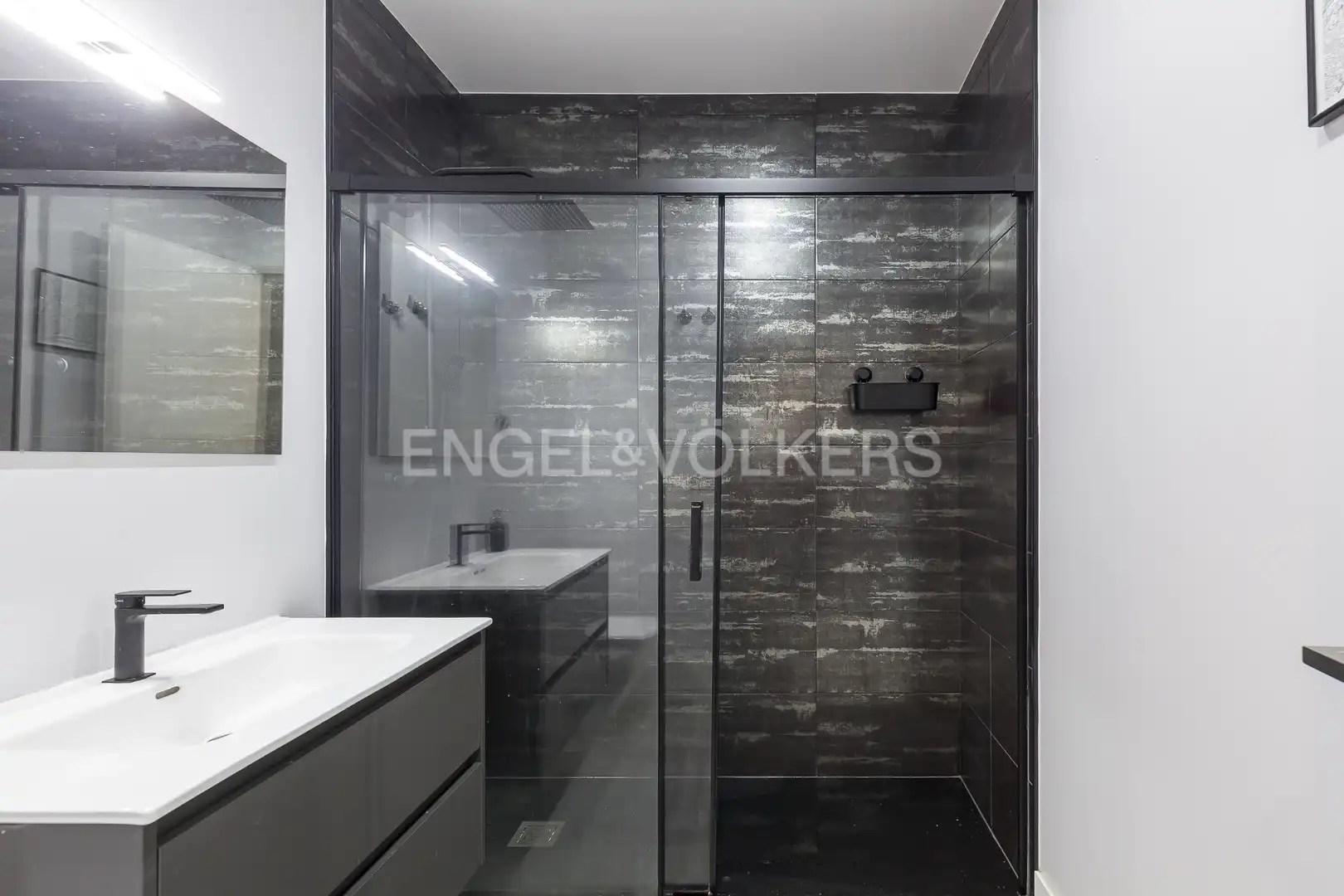 Bathroom of Flat for rent in Madrid  with Air Conditioner, Heating and Furnished