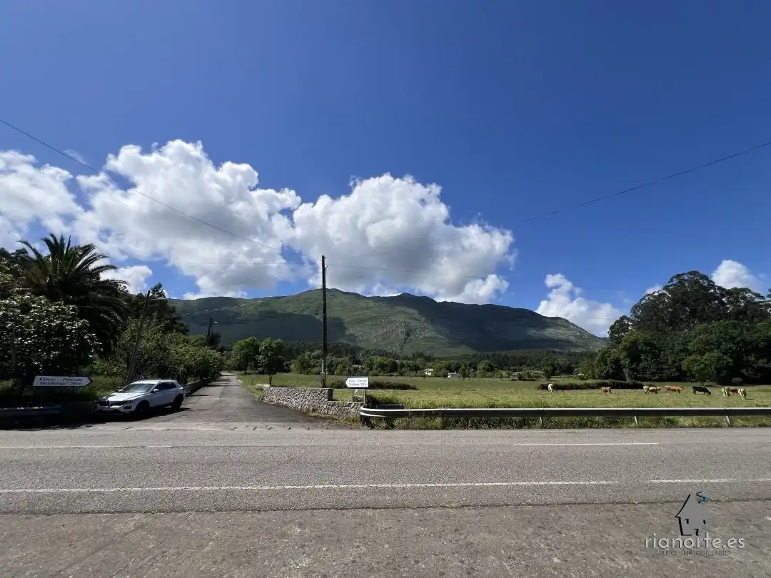 Vista exterior de Casa adosada en venda en Ribadesella amb Jardí privat