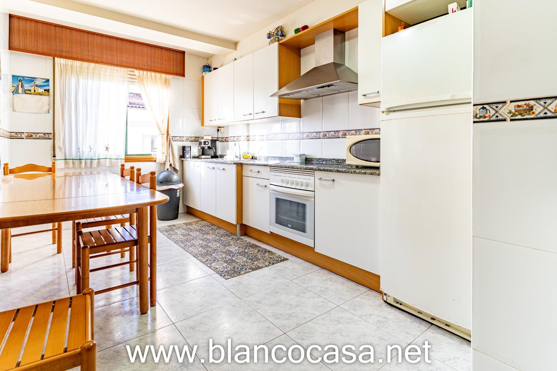 Cuina de Pis en venda en Carballo amb Terrassa, Traster i Balcó