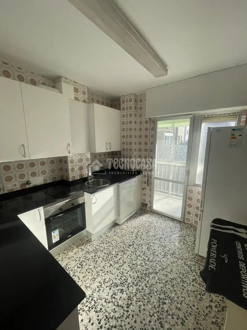 Cocina de Piso de alquiler en Palencia con Balcón
