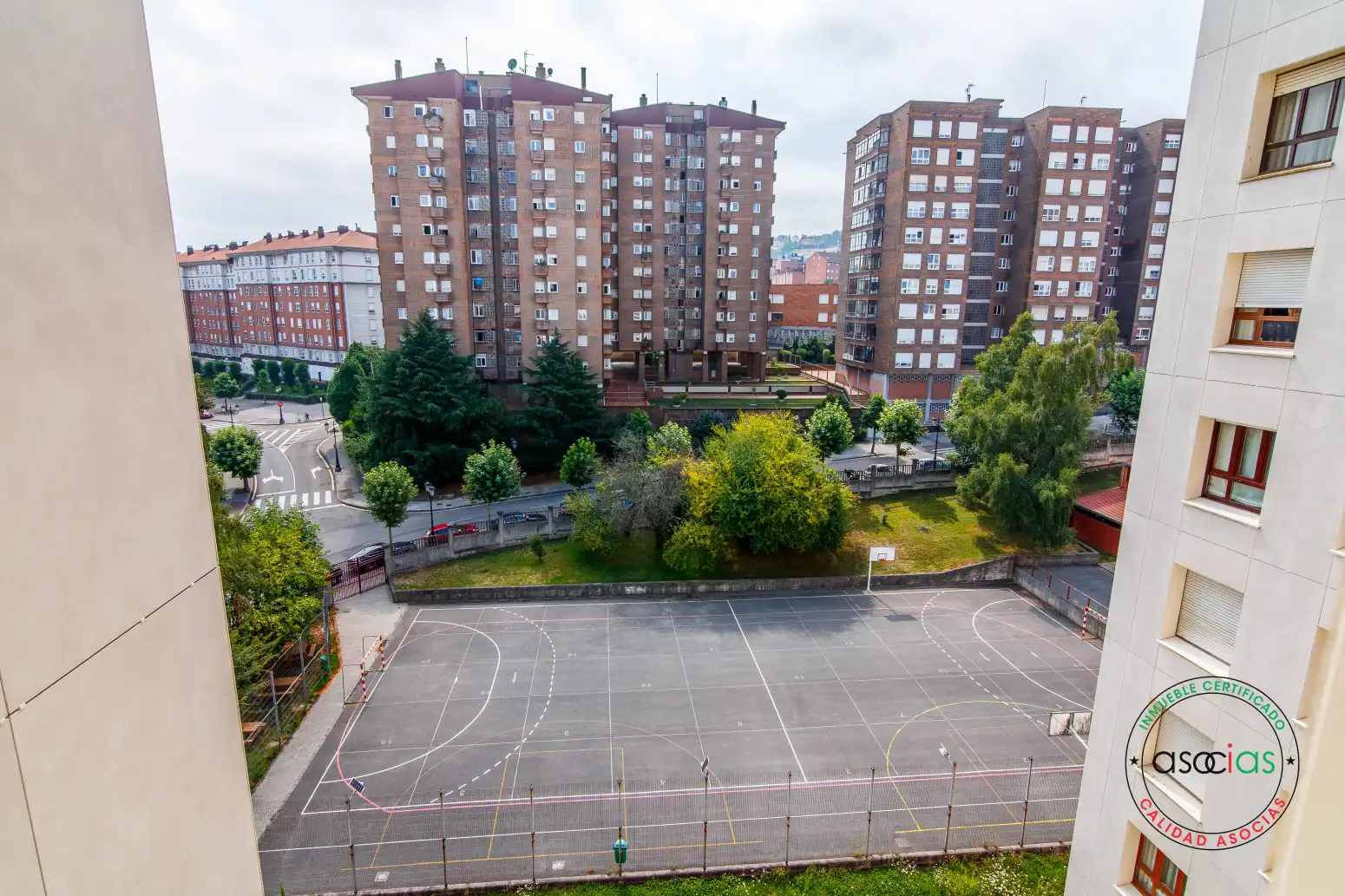 Aparcament de Pis en venda en Oviedo  amb Calefacció, Parquet i Traster