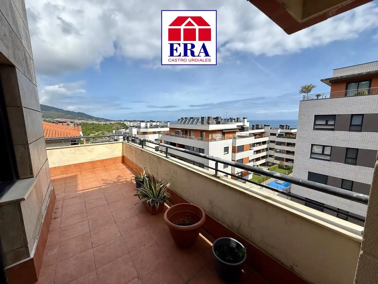 Vista exterior de Pis en venda en Castro-Urdiales amb Calefacció, Parquet i Terrassa