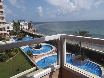 Piscina de Apartament en venda en La Manga del Mar Menor amb Aire condicionat, Terrassa i Piscina